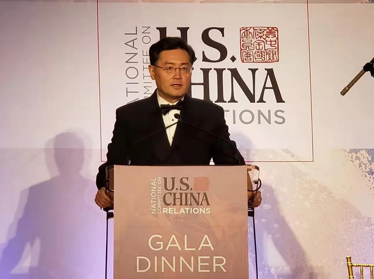 中国驻美国大使秦刚昨晚在美中关系全国委员会年度晚宴宣读中国国家主席习近平的贺信。（中国驻美国大使馆网站）