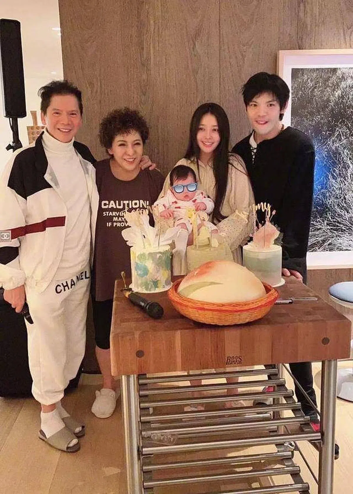 向佐（右起）、郭碧婷、向太、向华强一家为添子添孙合照。（互联网）