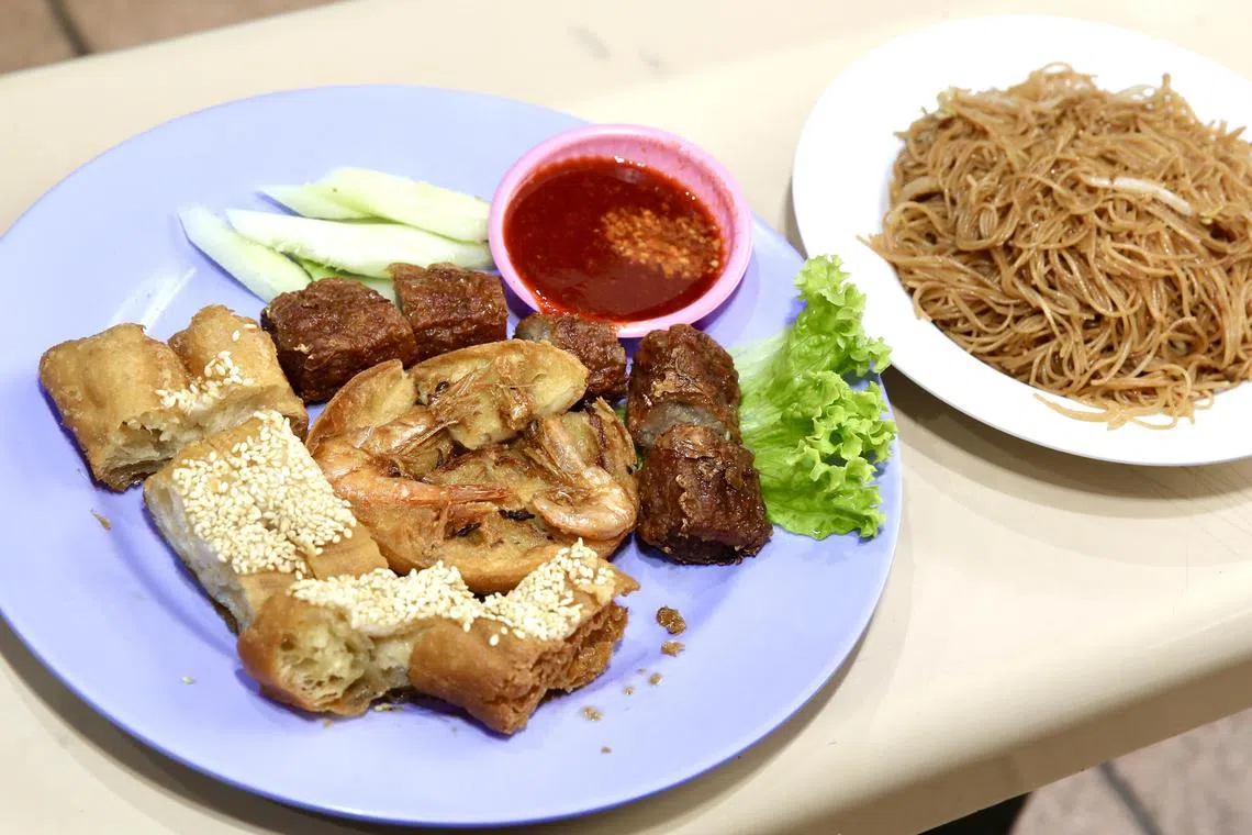 新生五香虾饼选择多样，适合搭配炒米粉一起享用。（特约曾道明摄）