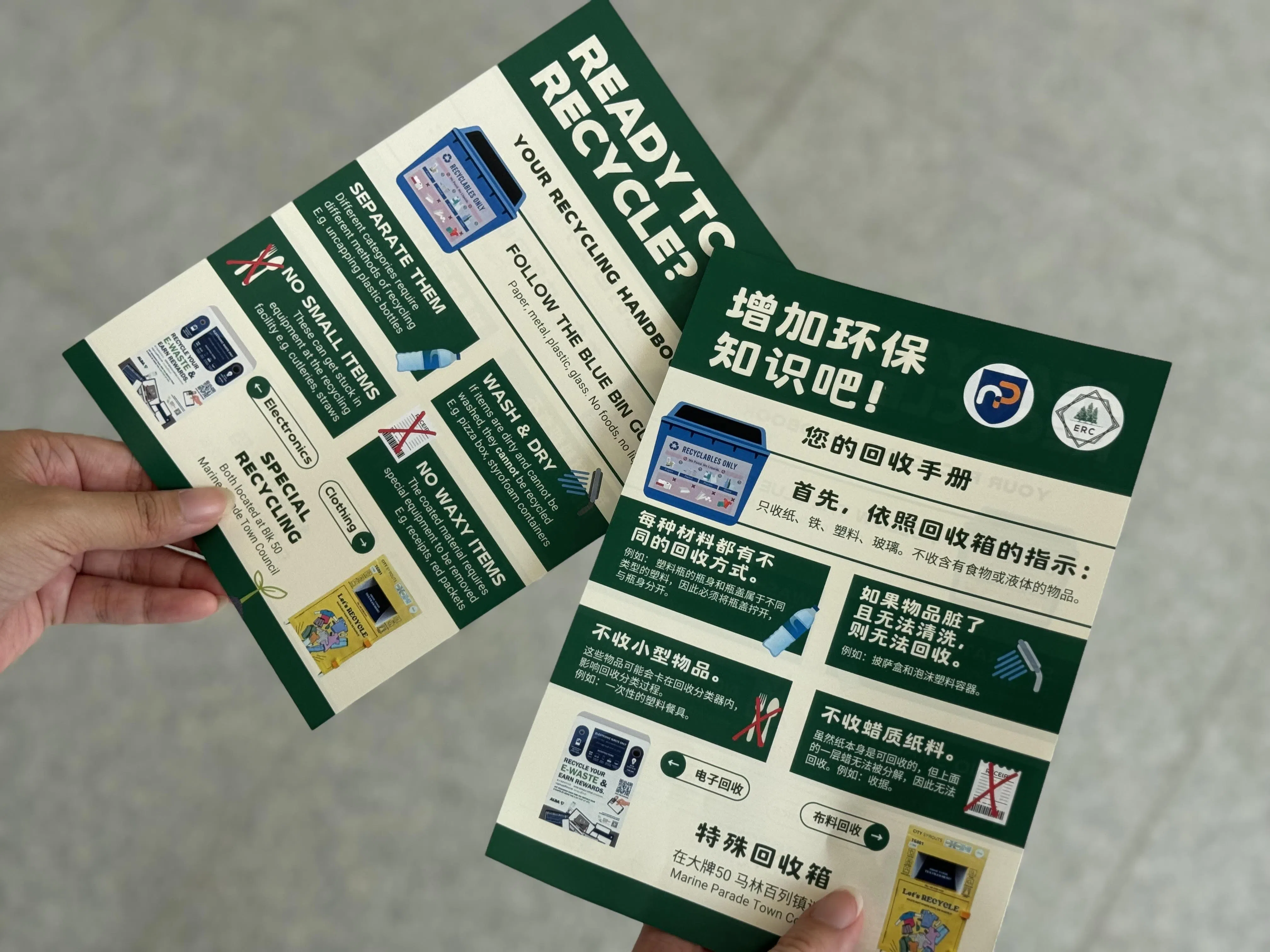 为了方便居民阅读，回收手册设计成中英文版本。（受访者提供）