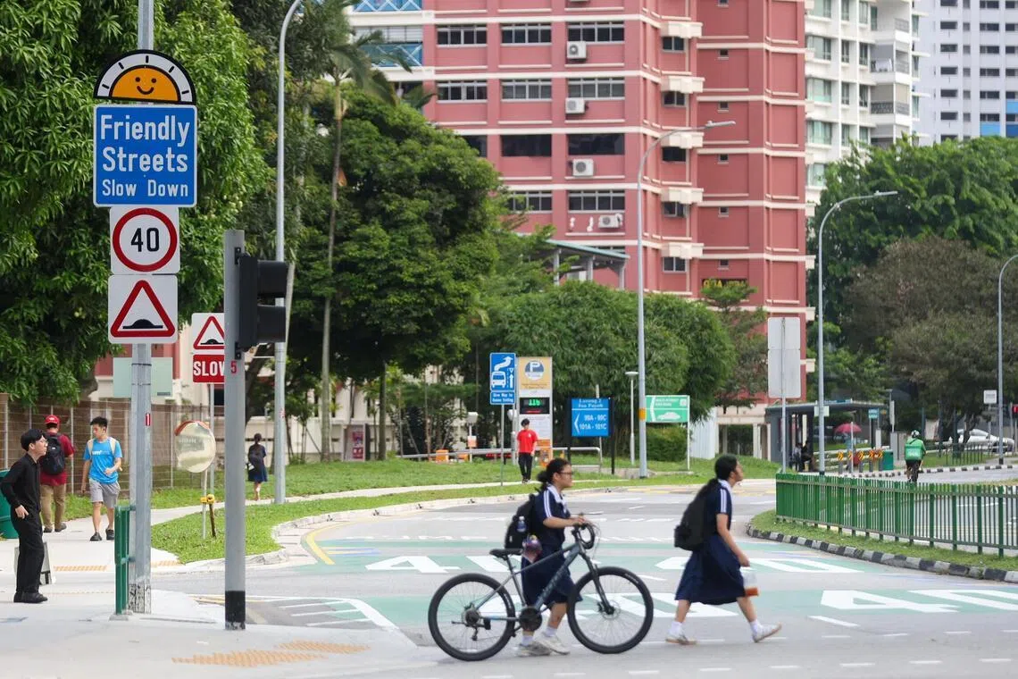 大巴窑是政府在2025年推出的首个乐龄社区（Age Well Neighbourhoods），旨在为年长者在原有住所提供更全面的社区护理和乐龄友好设施，其中包括方便年长者出行的”安行街道”（Friendly Streets）。（档案照片）