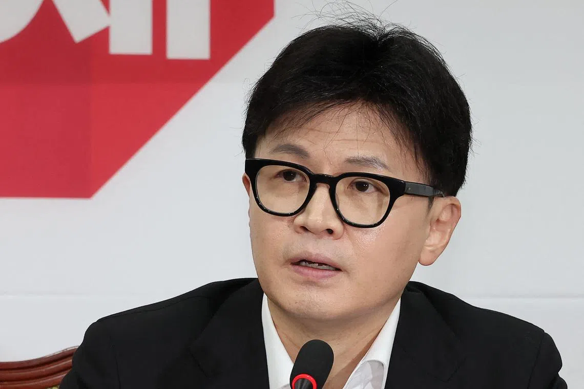 执政的国民力量党党首韩东勋：“虽然见过总统，但没听到足以推翻我的判断（应停止总统职务）的话。”（法新社）