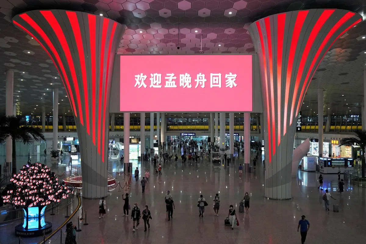 深圳机场的大荧幕上，也打上了“欢迎孟晚舟回家”。（路透社）