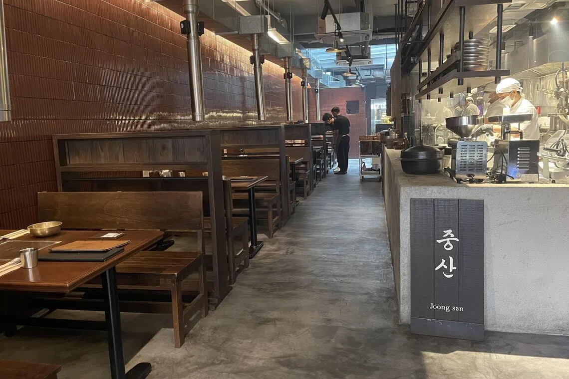 韩国餐馆Joong San提供新鲜制作的韩式嫩豆腐锅和荞麦面。（黄靖晶摄）