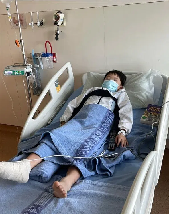 陈峤的儿子受伤后被紧急送到竹脚妇幼医院，当晚动手术把撕裂伤口缝合。（受访者提供）