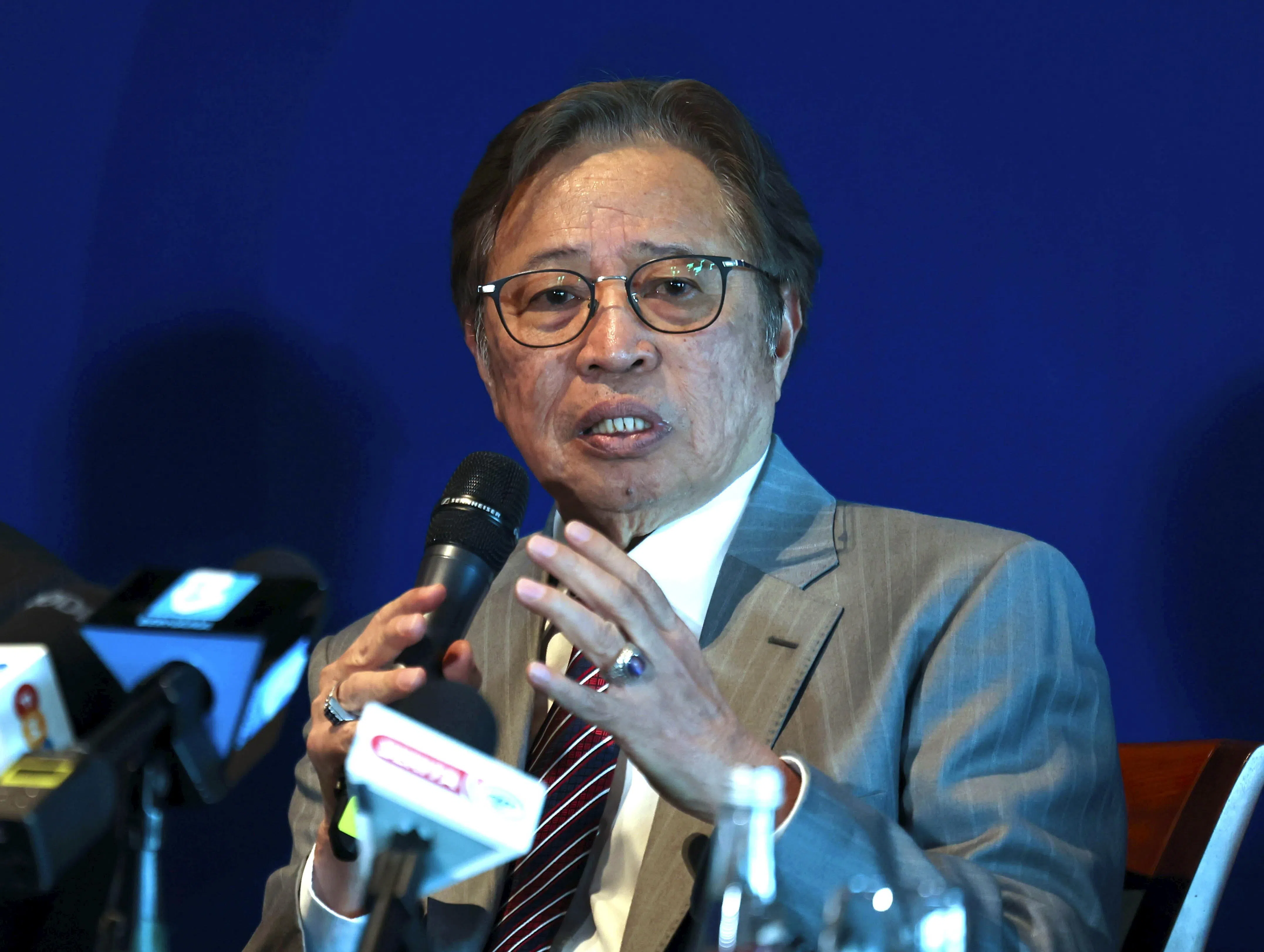 砂拉越邦总理阿邦佐哈里领导的砂拉越政党联盟赢得当地民众的支持，掌控砂拉越议会96%的议席。（马新社）