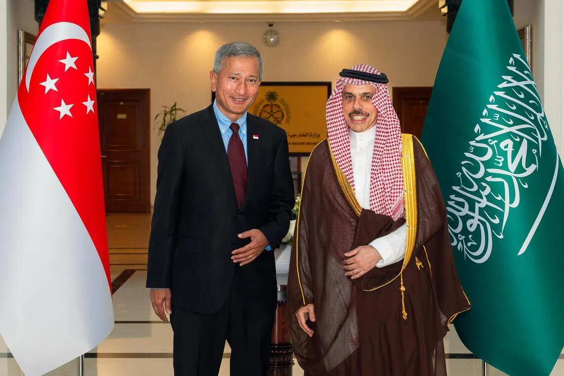 维文（左）与沙特外交部长费萨尔会面，感谢沙特保障我国朝觐者的安全，并协助两架分别于3月10日和12日，自首都利雅得起飞的新加坡空军撤侨航班顺利返航。