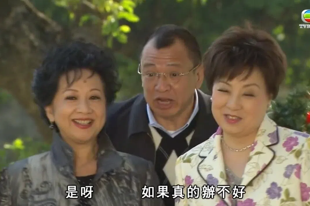 薛家燕（左）回应早报记者询问时，传来这张昔日与许绍雄（中）合作的剧照。（薛家燕提供）