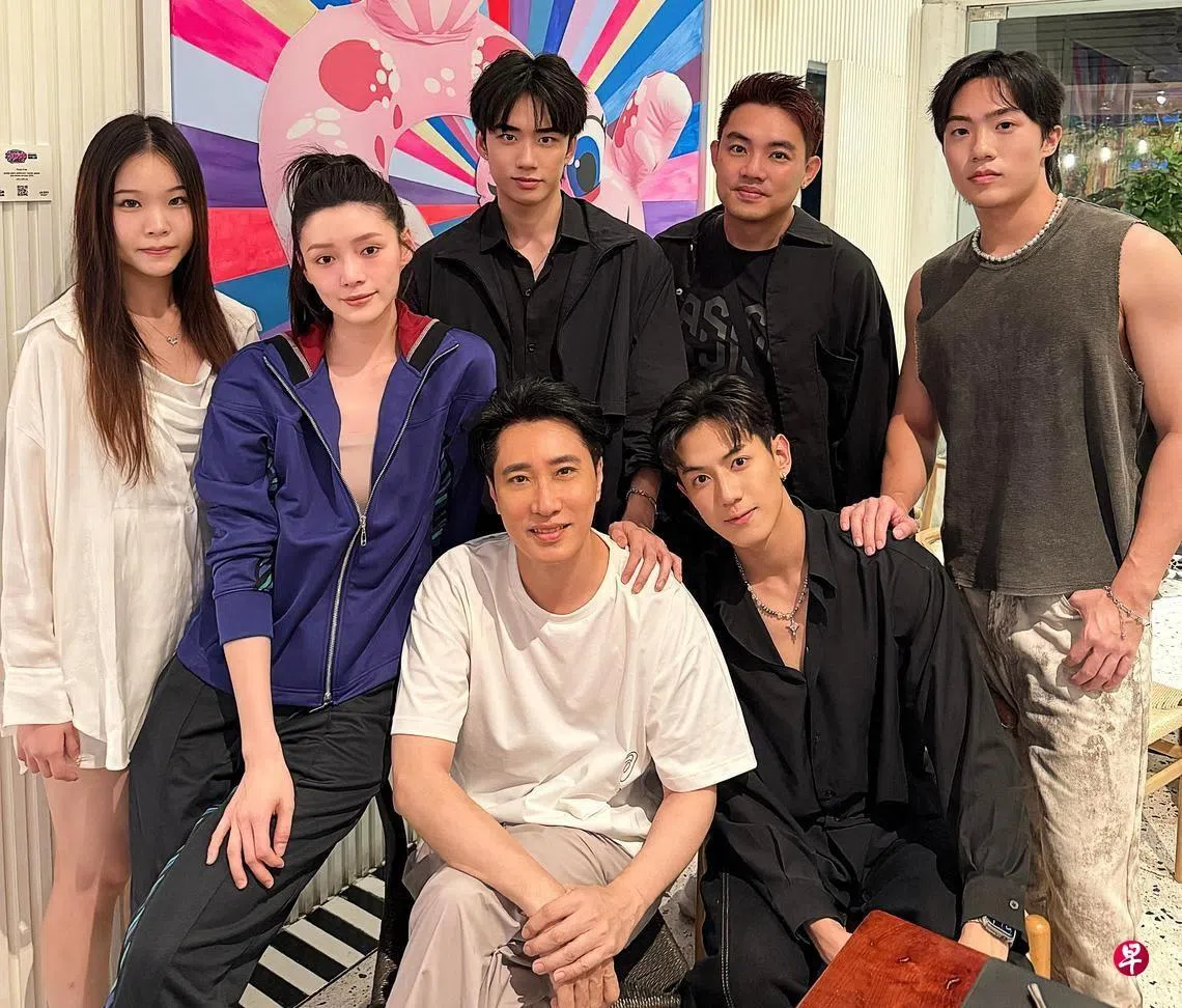 根据午言媒体8月份财报，艺人经纪和活动业务第四季营收同比下跌27.2％至43万元，主要是由于艺人营收减少造成。图为午言媒体创办人许振荣（前排左起）与旗下艺人业文、林汐（后排左二起）、杨言、新人郭鑫（后排右一）和工作人员共七人到曼谷出席一项活动。（受访者提供）