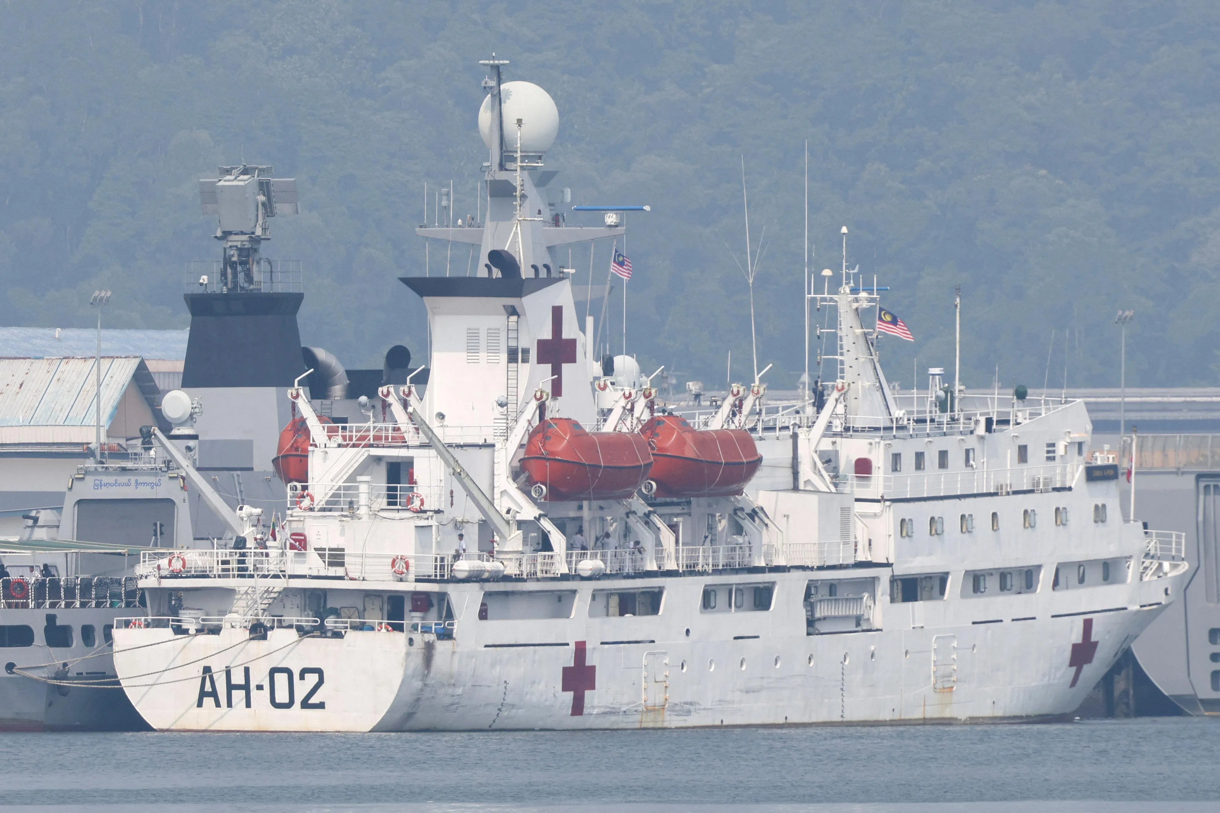 缅甸海军派出一艘医疗支援船及两艘军舰，到马国霹雳州红土坎海军基地接回约1500名难民。（路透社）