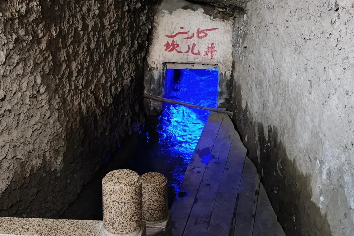 坎儿井有“地下运河”之称，是古老的地下水利灌溉系统。