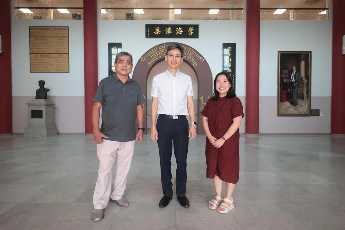 中正校友会会长张连杰（左起）、校长姚至轩和美育部门主任陈美慧在翻新后的礼堂前合影。（李冠卫摄）