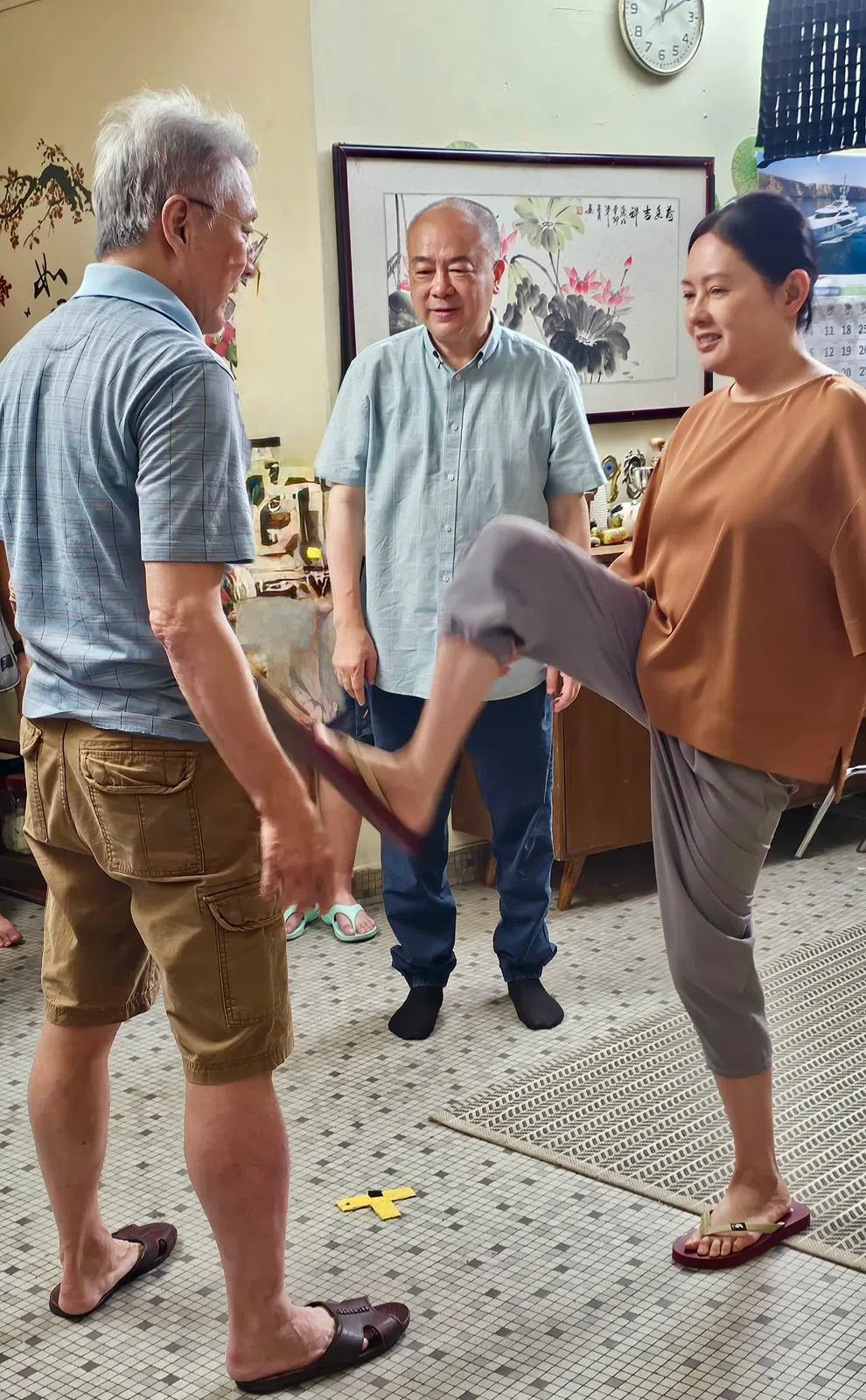 高志森（中）在《富贵逼人来》片场，指导饰演夫妻的吴岱融（左）和李丽珍。（高志森提供）
