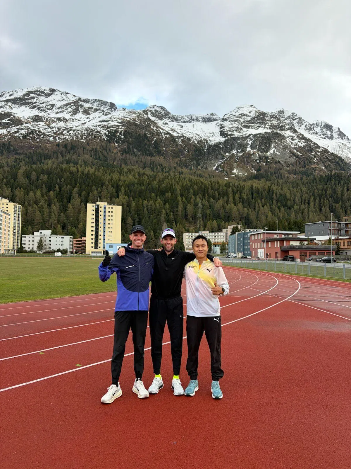 吴文熙（右）目前跟随英国教练唐纳利（中）训练，更能根据自身特点进行针对性提升。（受访者提供）