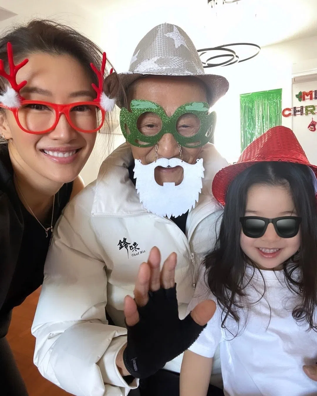 谢婷婷（左一）去年底带女儿（右一）回香港探望爸爸谢贤、妈妈狄波拉和哥哥谢霆锋。（取自谢婷婷IG）