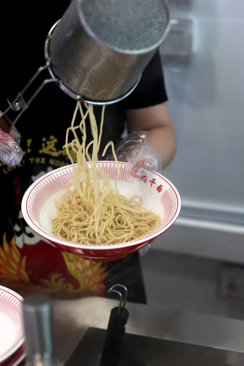 热干面的手工碱水面，蛋液含量比普通面条高，色泽油润。（龙国雄摄）