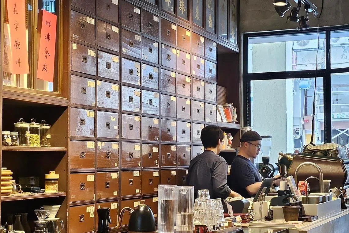 大和堂咖啡座的前身是中药行，店内可见当年的药柜。（黄亿敏摄）