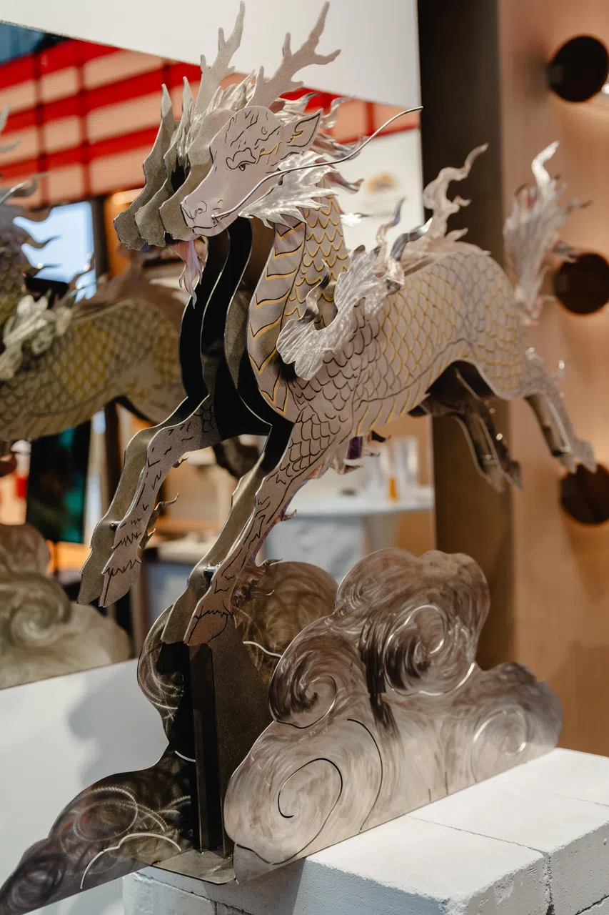杨展䀚的作品《裸金属》呈现出立体生动的麒麟装置。（品牌提供）