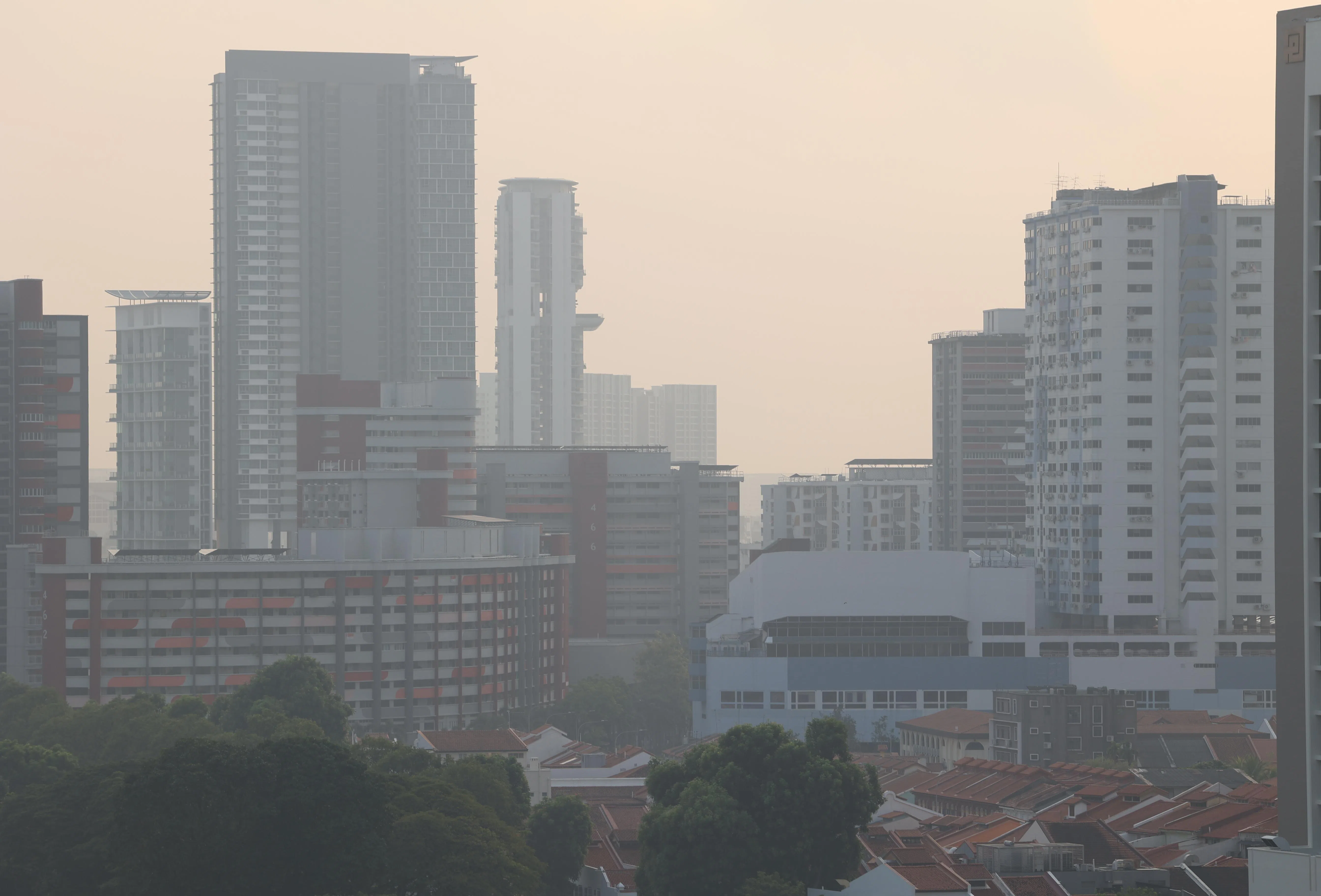 国家环境局网站数据显示，截至星期五（9月4日）早上9时，中部地区的24小时空气污染指数达104点。图为当时从武吉士往加冷方向望去的烟霾情况。（何家俊摄）