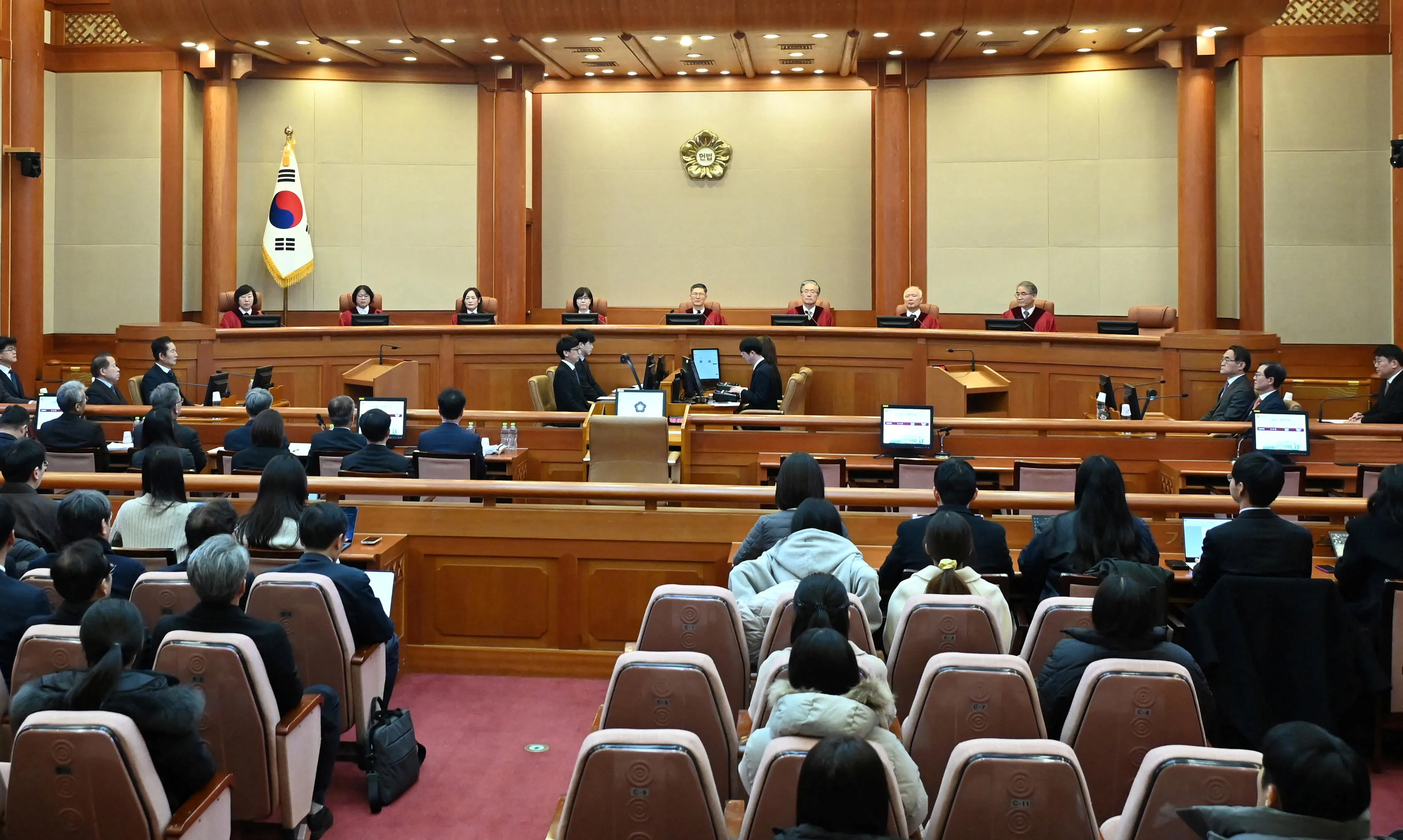 韩国宪法法院星期二就尹锡悦总统弹劾案进行首场辩论。尹锡悦没有出席，法庭开审四分钟后就休庭。下一次庭审定星期四进行。（路透社）