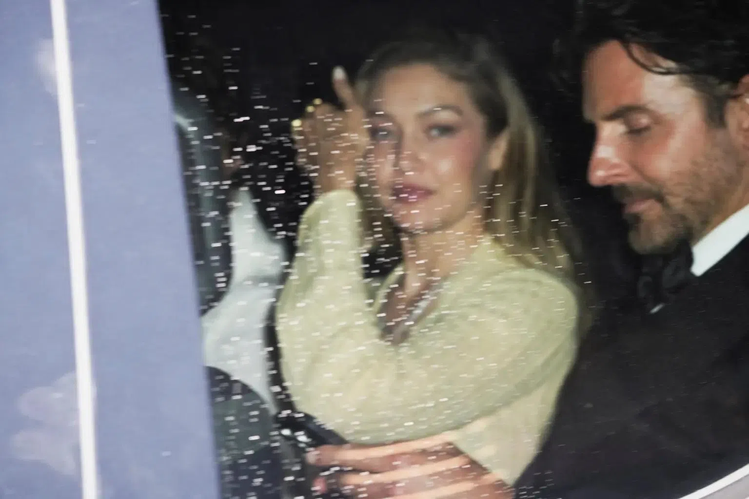 Gigi Hadid（吉吉哈迪德，左）和Bradley Cooper（布莱德利库珀）被拍到一起离开婚礼现场。（路透社）