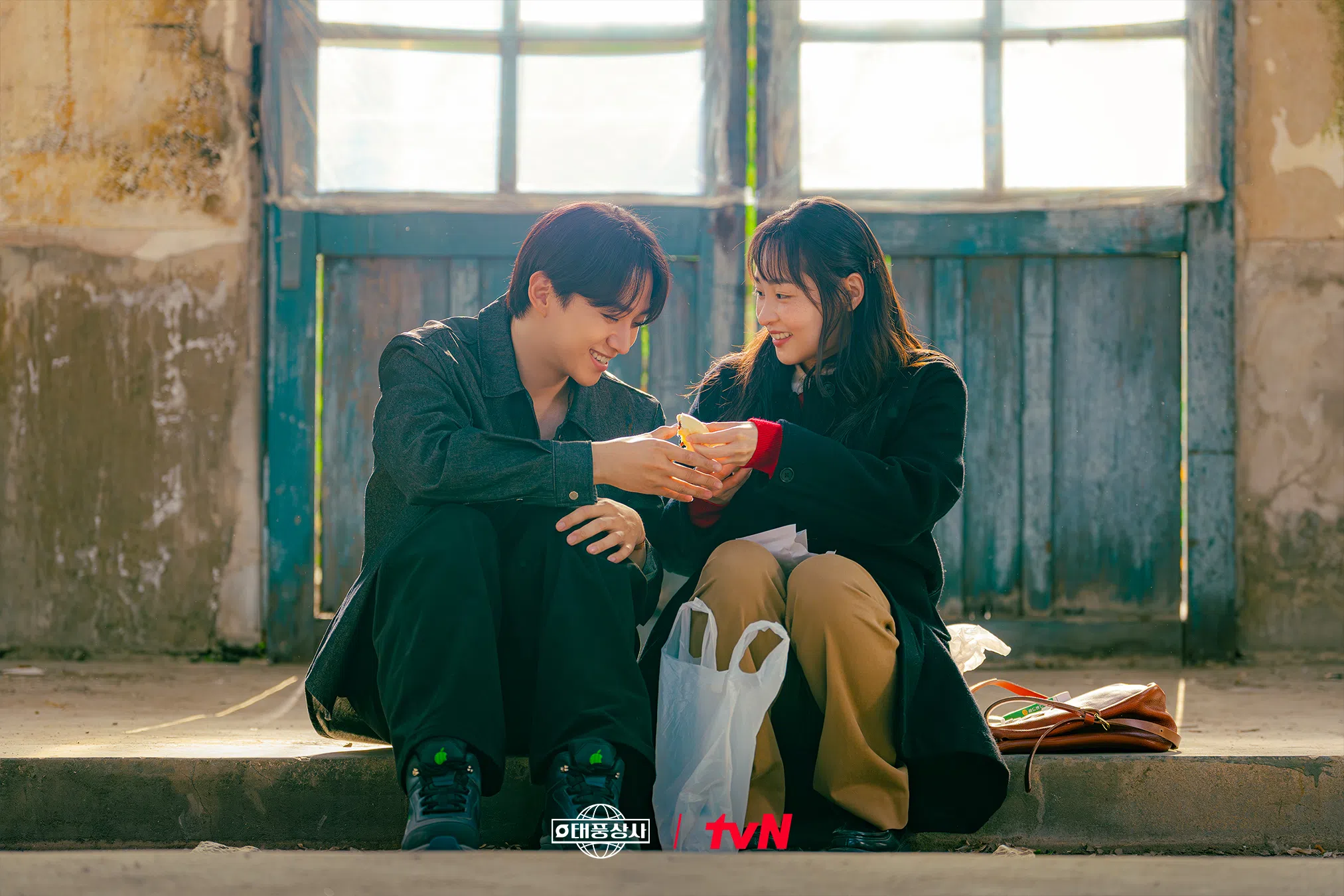 李俊昊（左）和金敏荷在《台风商社》中为拯救公司共渡难关。（取自tvN Drama脸书）