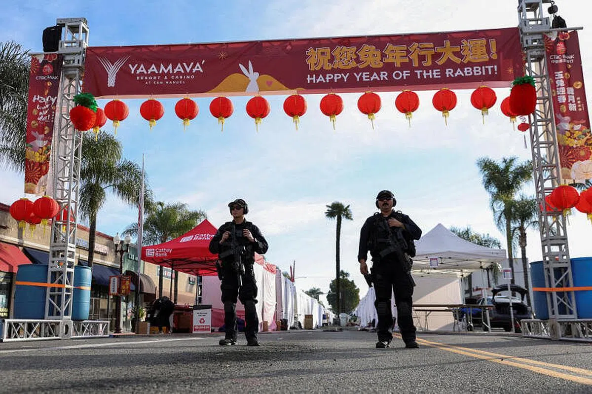 蒙特雷公园市在华人除夕夜发生致命枪击，初一当天市内可见到警察驻守。（路透社）