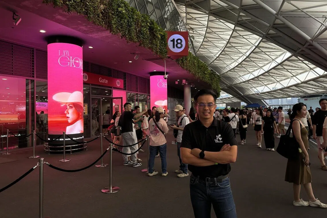 加冷汇中央运营主管洪盛琮说，团队在体育场外围运用不同LED屏幕，展示活动详情等资料，进一步提升访客体验。（加冷汇提供）