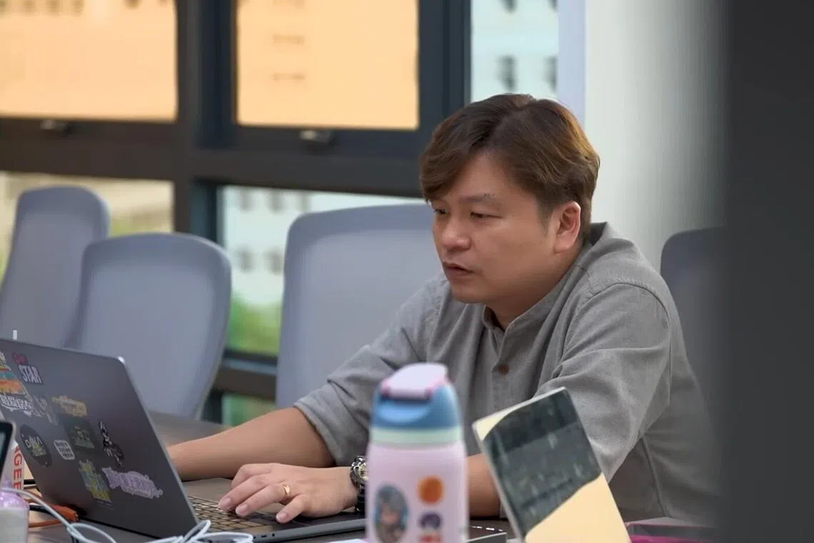 陈俊雄担心，当大家过于习惯并依赖AI之后，懂得在片场面对面沟通的人，可能会越来越少。（早报视频截图）