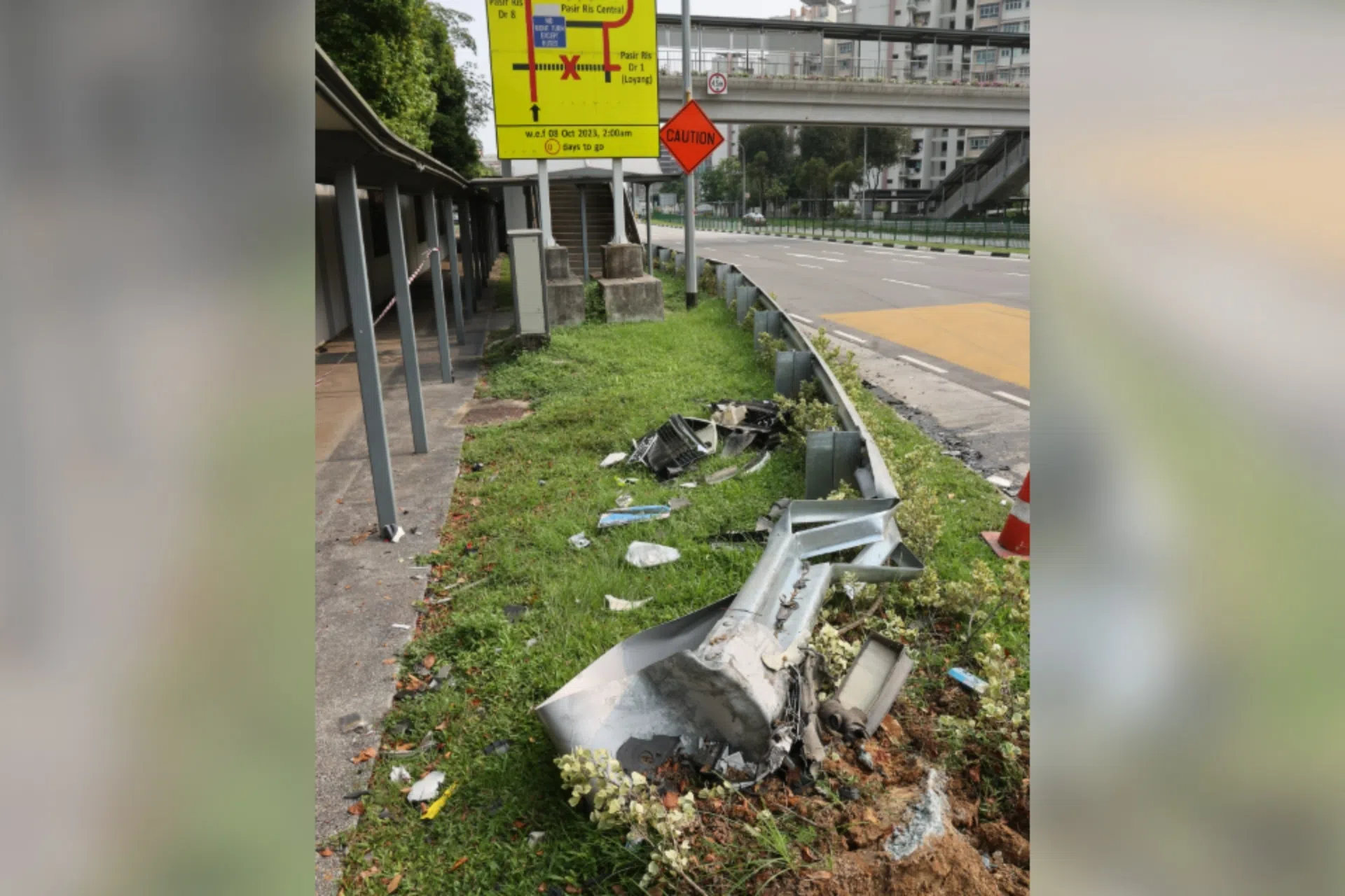两辆汽车猛烈的撞击下，路边的部分铁栏也被撞得歪向一边。（蔡振鸿摄）