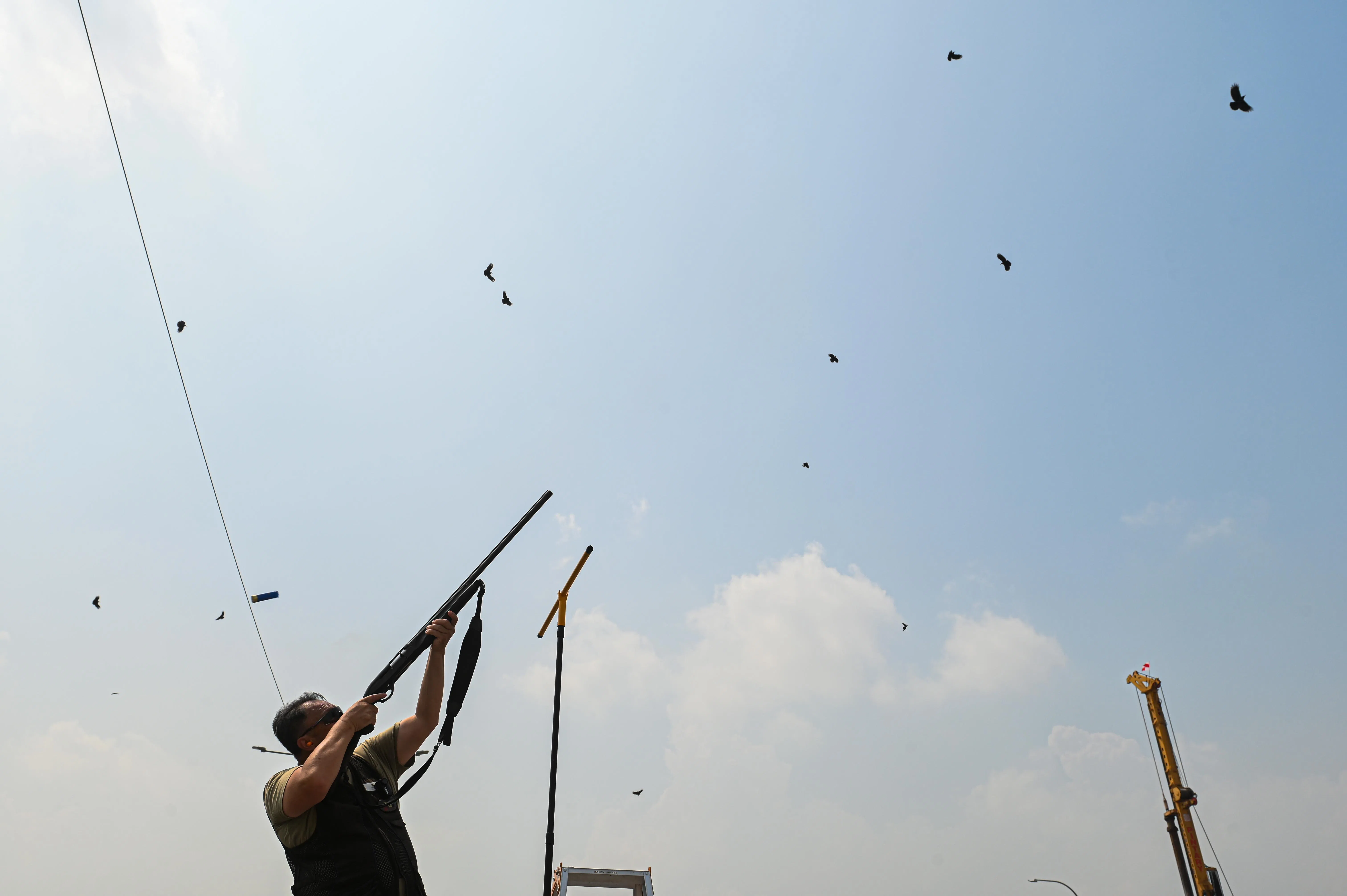 公园局今年3月重启乌鸦射杀行动，包括4月2日下午首次在武林重型车停车场射鸦。当天，射手25分钟内开了九枪，击落六只乌鸦。（李冠卫摄）