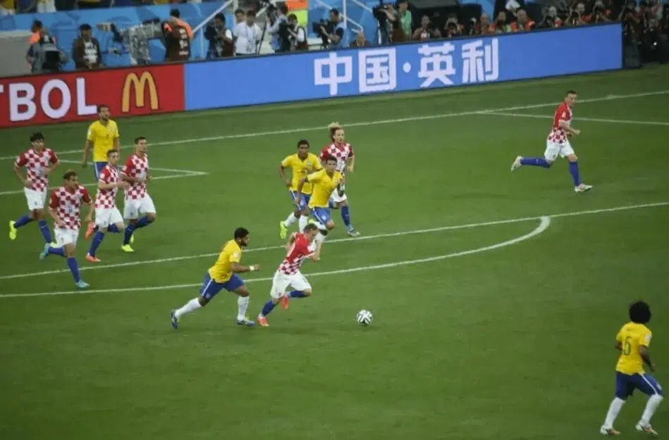 2010年南非世界杯，河北光伏企业英利成为赛事历史首家来自中国的赞助商。图为该公司在一场比赛中打出蓝底白字的广告。（取自互联网）