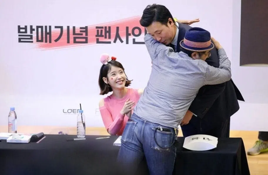 韩国女星李知恩与贴身保镖关系亲近，互动被网友形容为如“父女”一般。（Korean Pop Drama World FB）