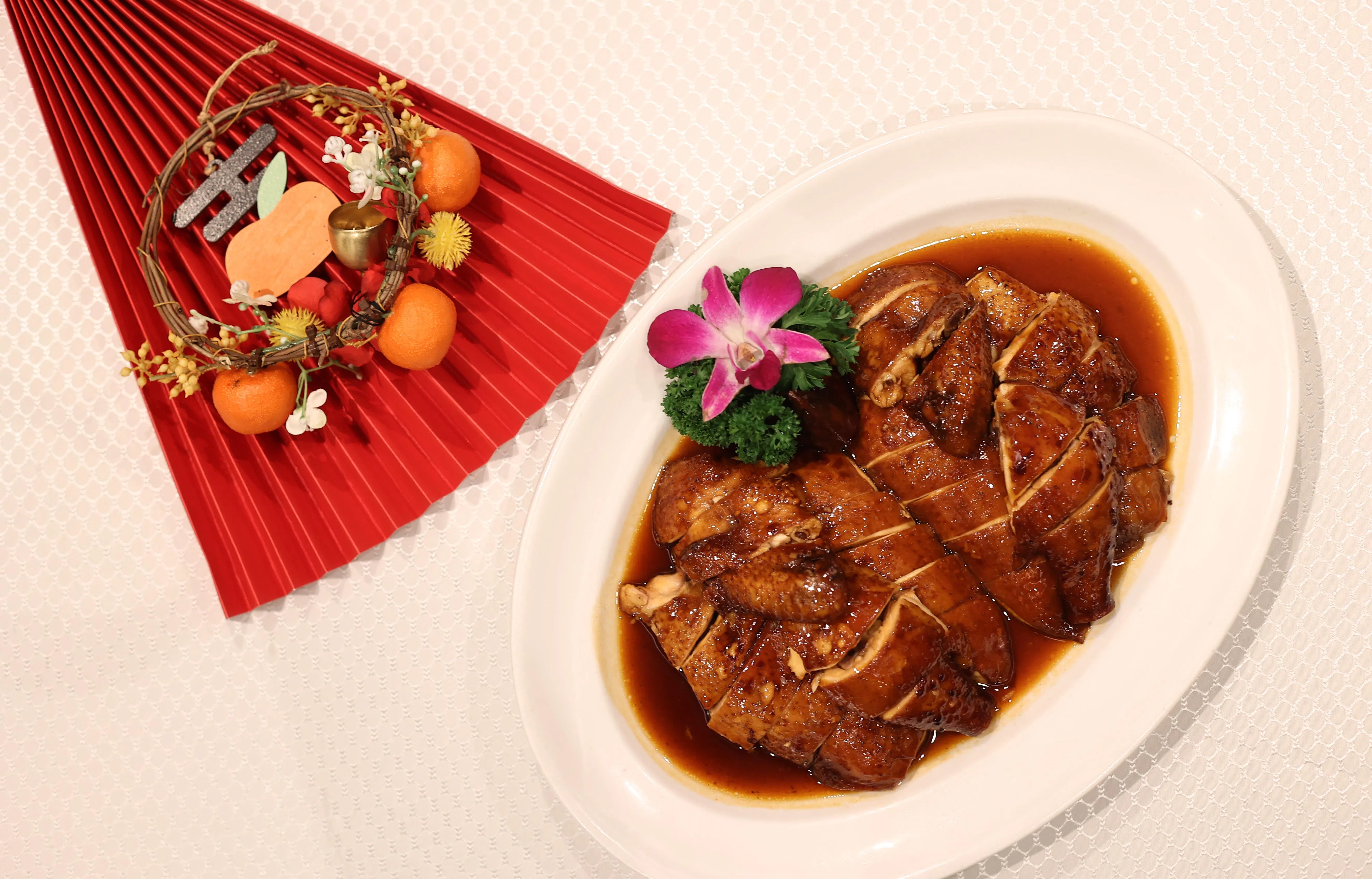 
茶皇酱油鸡以上等茶叶烟熏15分钟，鸡肉夹带清幽茶香。（陈渊庄摄）