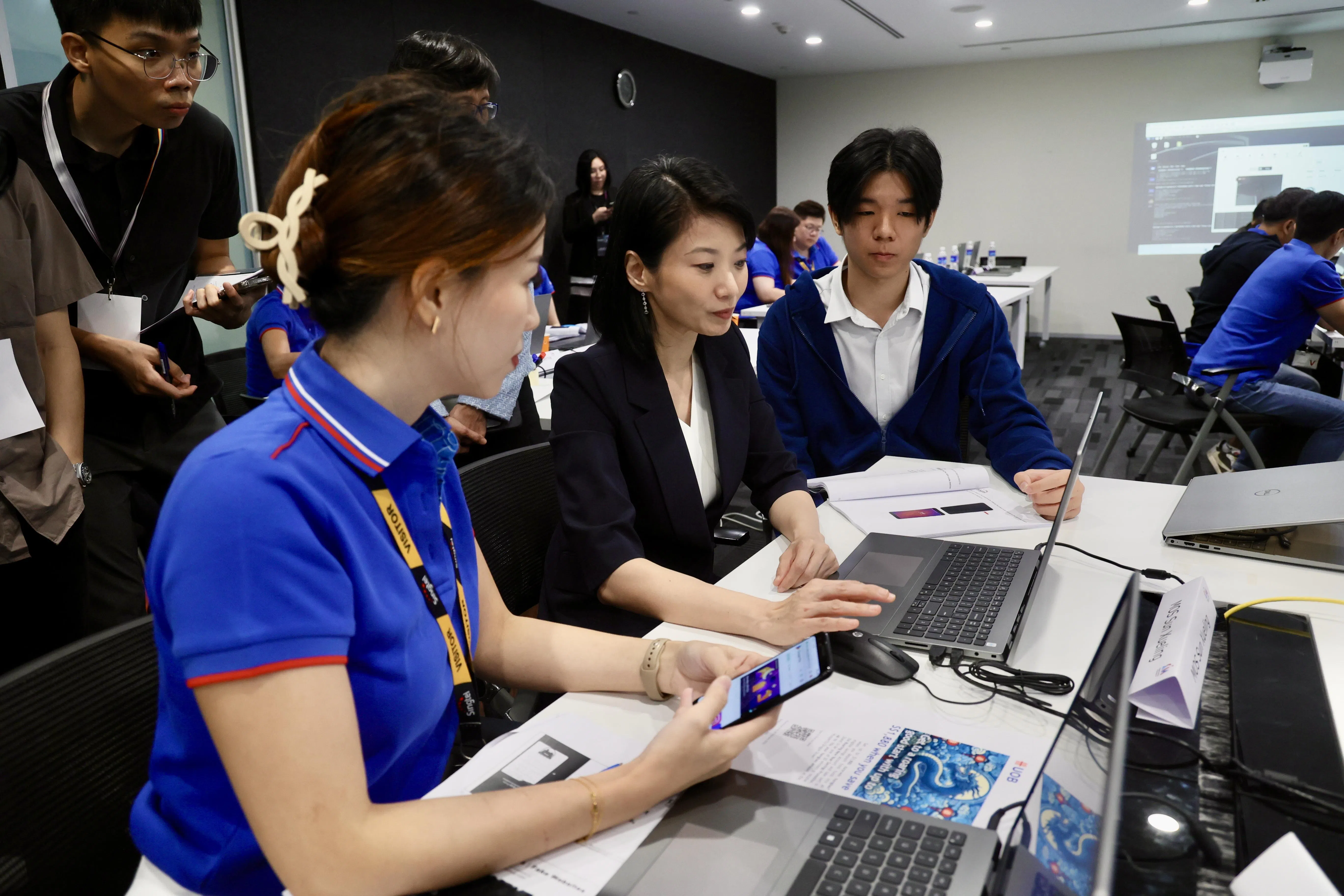 内政部兼社会及家庭发展部政务部长孙雪玲也参与课程，了解深伪技术如何窜改视频。（郑一鸣摄）