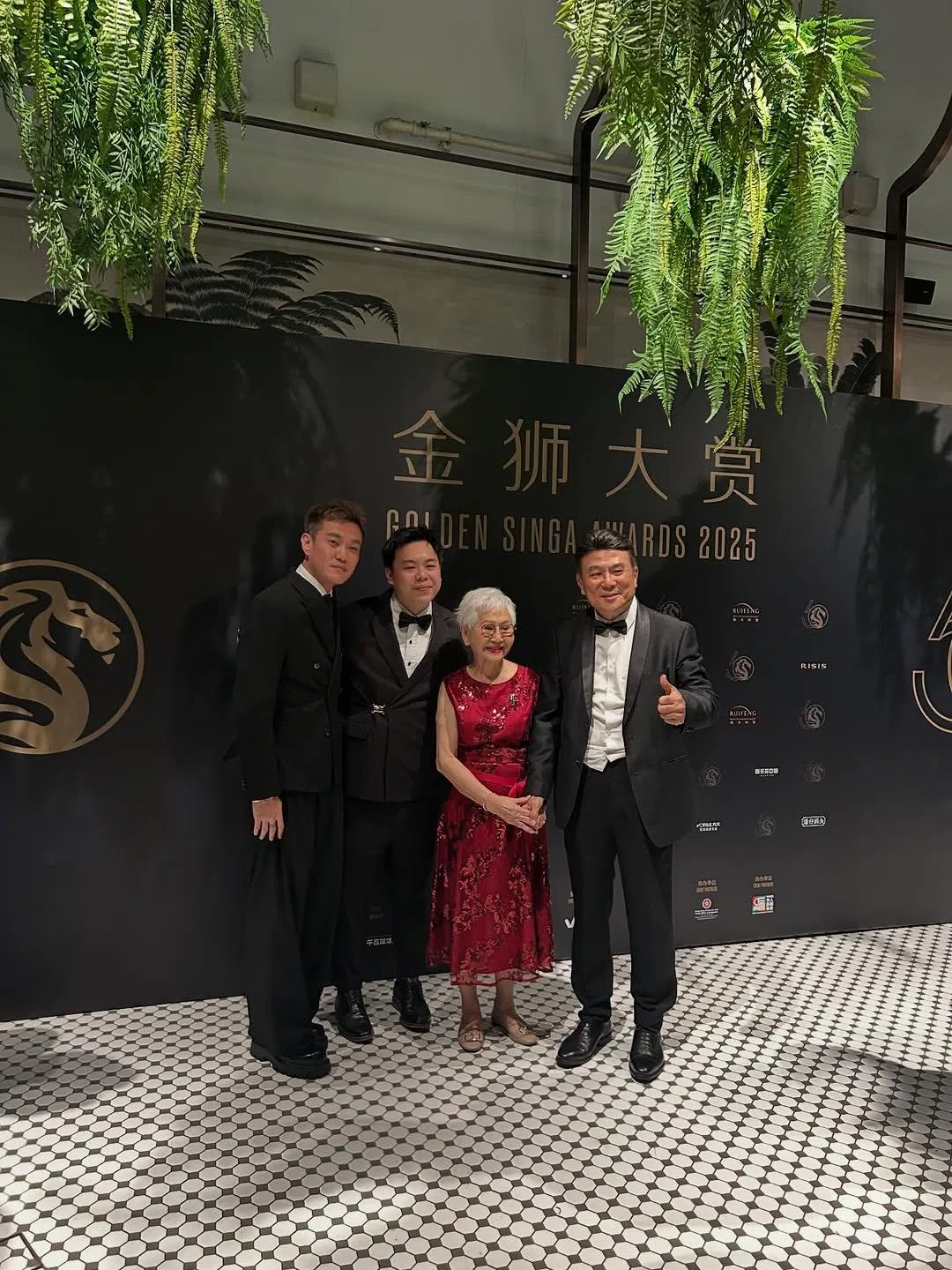 梁志强（右一）和《金孙暴富攻略》阿嫲Taew（右二）在首届金狮大赏颁奖礼相见欢。（取自阿嫲Taew IG）