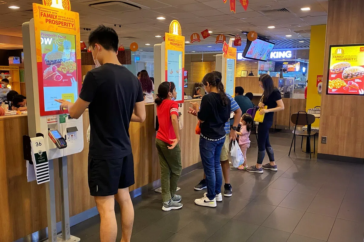快餐店的自助点餐机。（海峡时报）