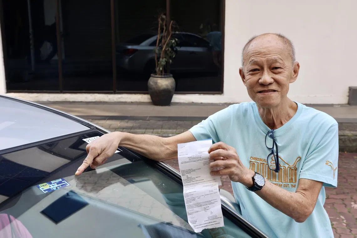 谢志春半年前拿到标签，但他没将标签激活，结果在下午1时入境新山时被罚。（邝启聪摄）