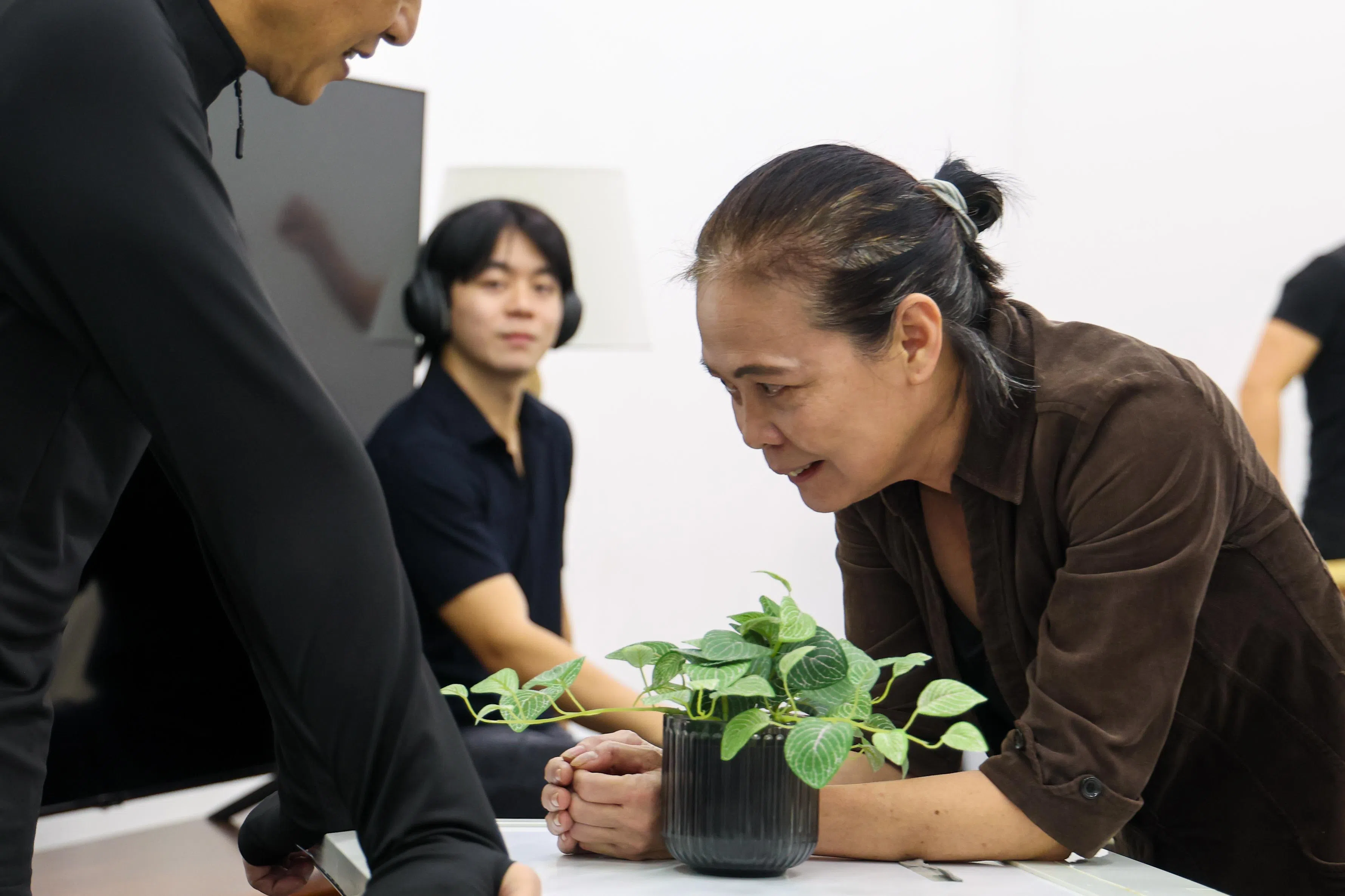 导演李邪（右）说，《不够南音》呈现一群人在困境中决定坚持什么、舍弃什么的挣扎。（林明顺摄）