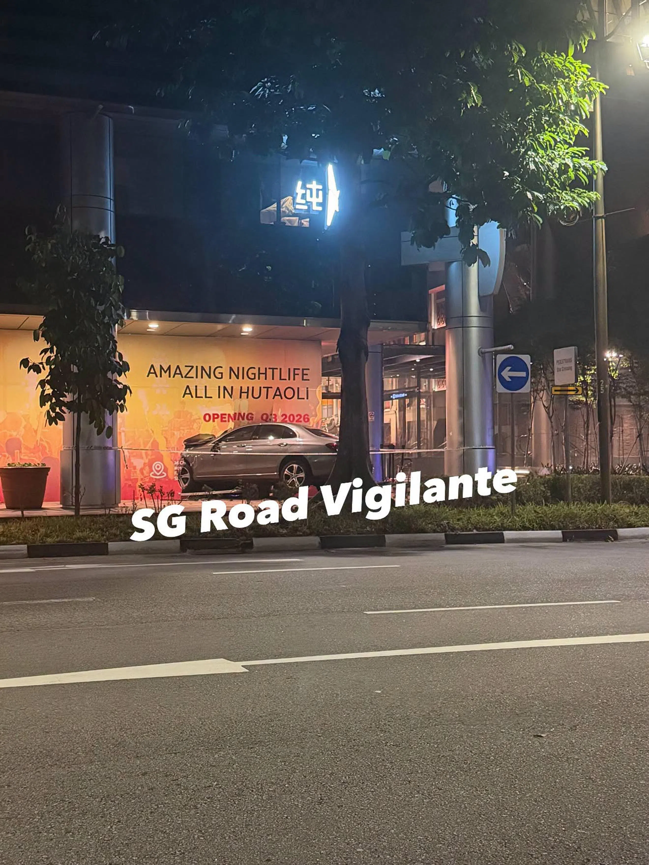 一辆灰色汽车的车头撞入远东广场（Far East Square）一处围挡。围挡上可见一家即将开业的音乐餐吧的宣传广告。（取自SGRV FRONT MAN脸书）