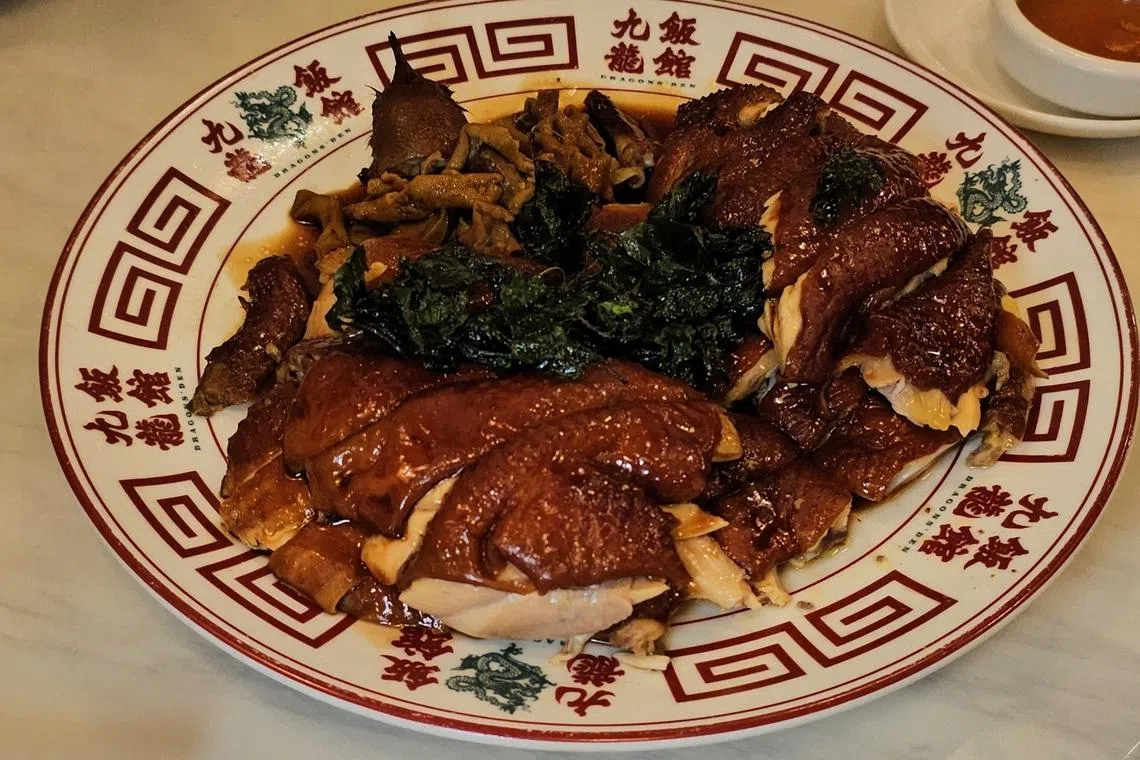 龙井茶熏鸡一上桌，就闻到茶香味。（黄亿敏摄）