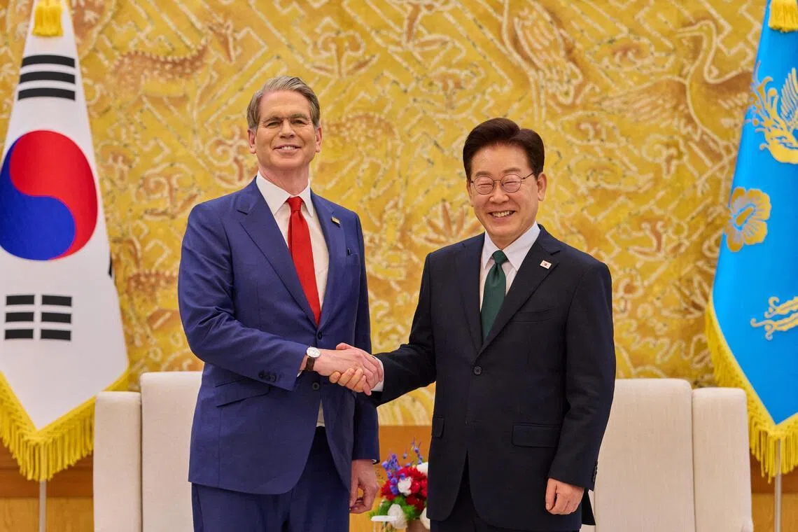 韩国总统李在明（右）星期四在青瓦台会见美国财政部长贝森特。（路透社）