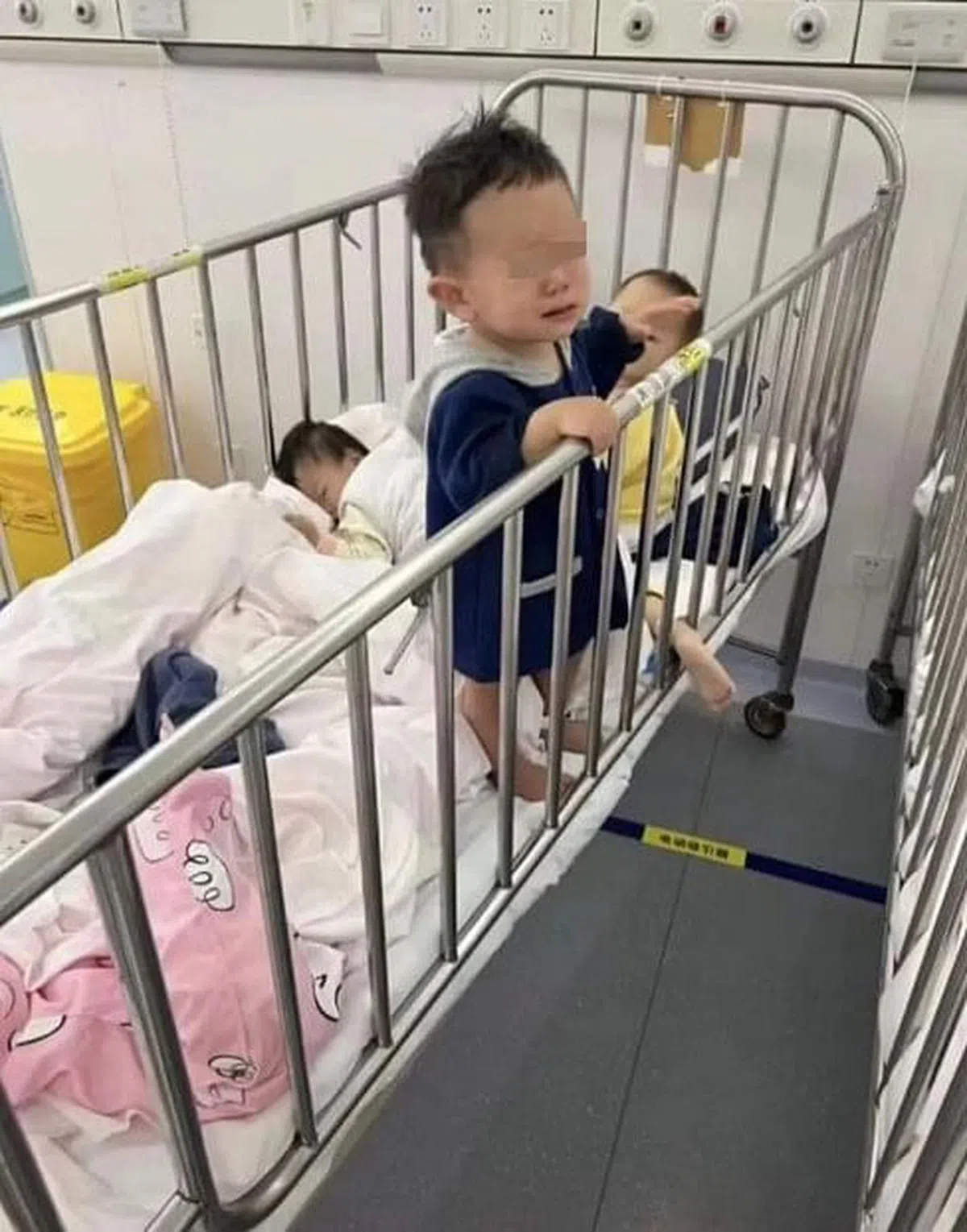 网传照片显示，上海多名婴幼儿在无人看护的情况下，挤在一张张凌乱不堪的病床上哭喊。（互联网）