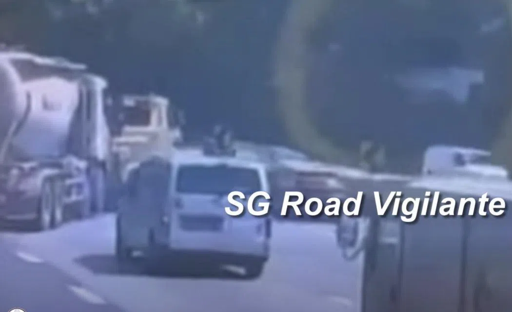 涉事拖车拖着一辆水泥车前行，过程中突然向右横跨约三条车道，冲上中央分界堤。（视频截图）