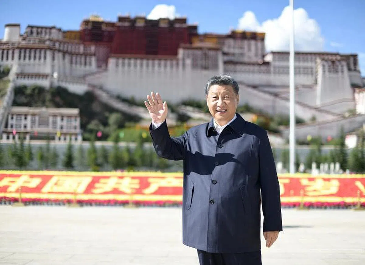 7月22日下午，习近平在布达拉宫广场考察时，向游客和当地群众挥手致意。（新华社）