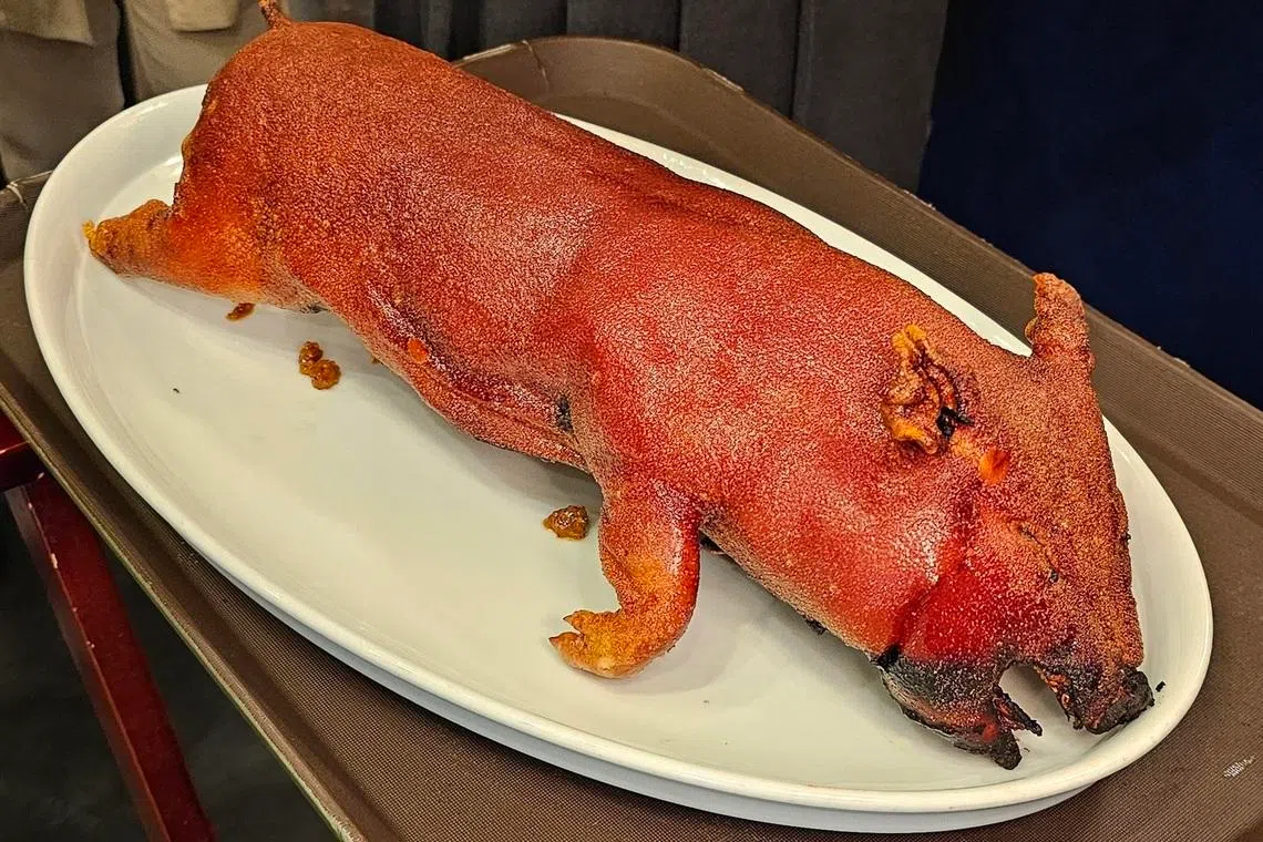 乳猪外皮酥脆，于桌边现场切片。（黄亿敏摄）
