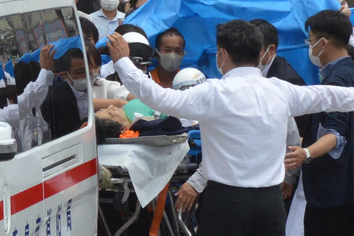救护人员将安倍晋三抬上救护车。（法新社/读卖新闻）
