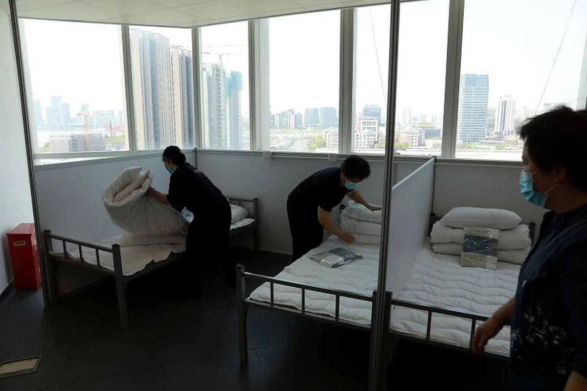4月12日，工作人员把上海的一栋办工大楼改装成方舱医院。（路透社）