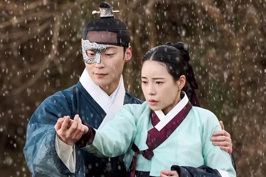 车世界（左）和申瑞霜在前世有过一段情缘。（取自SBS Drama脸书）