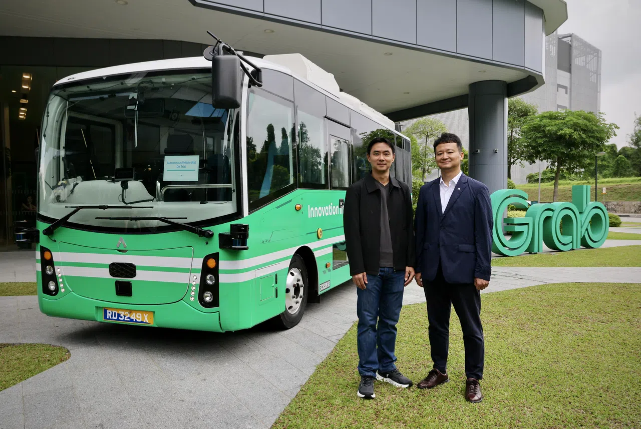 Grab与A2Z合作，星期三（7月9日）起用六个月试行自驾接驳巴士服务。图为Grab集团运营董事总经理余伟腾（左）和A2Z商业与国际董事总经理金豪辰。（龙国雄摄）